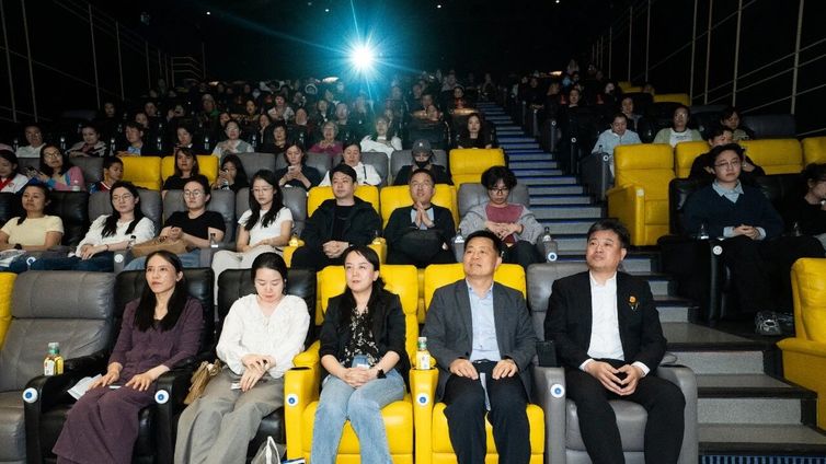 “跟着电影做科普” ｜《逢生：直面癌症》新疆科普观影会圆满举行，以科普活水润泽天山南北